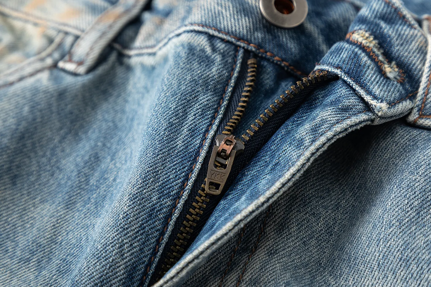 Factory Direct Men's Vintage Loose Fit Graffiti Denim Jeans, Stone Washed Casual Style for Spring/Fall, High Quality, OEM Available